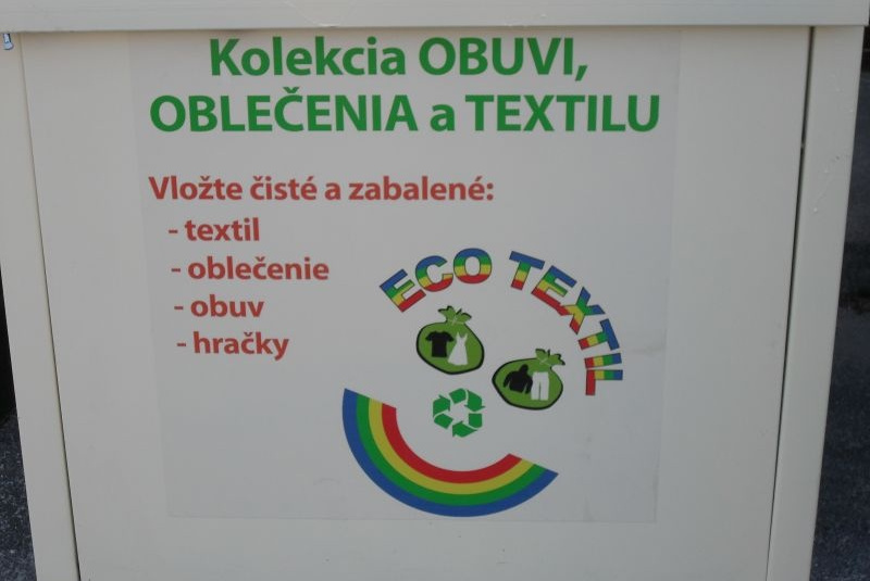 Nový kontajner na šatstvo, textílie, obuv a hračky v obci